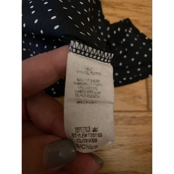 Alya, women's thin, polka dot v - neck short sleeve blouse size small - Picture 5 of 7